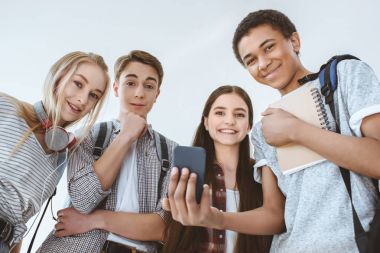 çok kültürlü gençler ile smartphone
