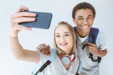 çok kültürlü gençler selfie alarak