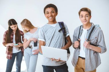 çok kültürlü gençler dijital cihazlar ile