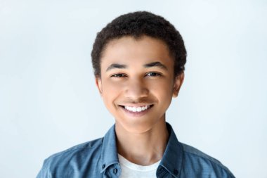Afro-Amerikan teen boy gülümseyerek