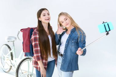 selfie birlikte alarak genç arkadaşlar