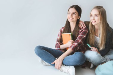 Öğrenciler dizüstü ile gülümseyen