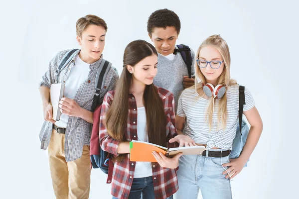 Estudantes multiétnicos discutindo lição de casa — Fotografia de Stock