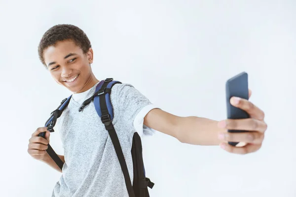 Afro-amerikai tizenéves fiú vesz selfie — Stock Fotó
