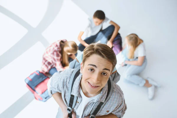 Miling tonårspojke med ryggsäck — Stockfoto