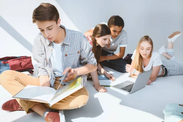 Мультикультурные подростки с ноутбуком — стоковое фото