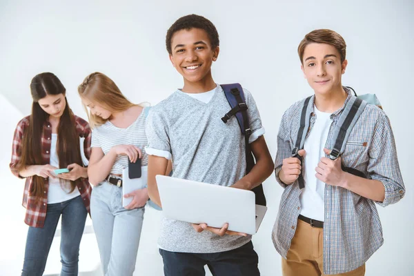 çok kültürlü gençler dijital cihazlar ile