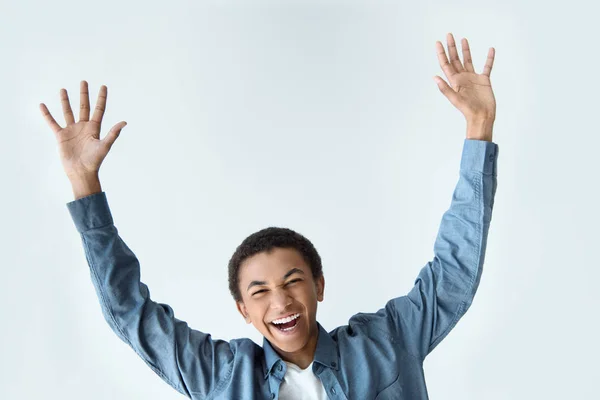 Adolescente afroamericano con los brazos extendidos — Foto de Stock