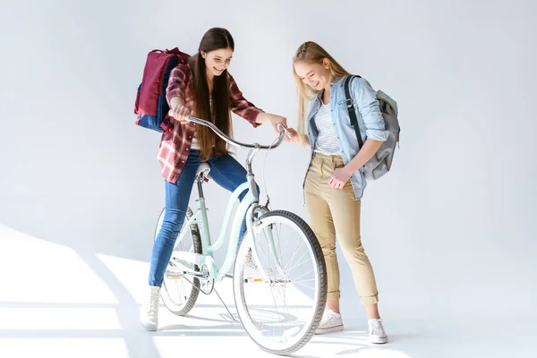 Adolescentes sorridentes com bicicleta — Fotografia de Stock