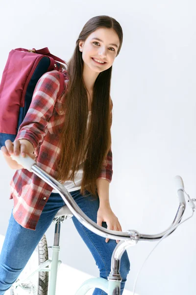 在自行车上微笑着十几岁的女孩 — 图库照片