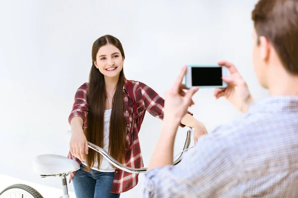 Anak laki-laki memotret gadis remaja dengan sepeda — Foto Stok Gratis