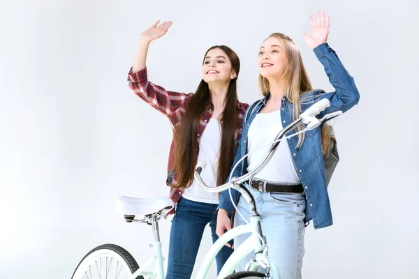 Smiling teenagers waving to friend — Stock Photo, Image