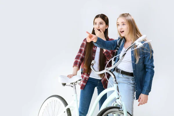 Adolescentes chocados apontando para longe — Fotografia de Stock