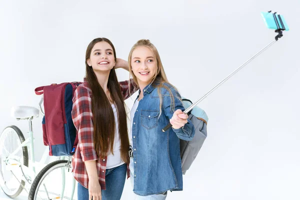 Adolescentes felizes tomando selfie juntos — Fotografia de Stock