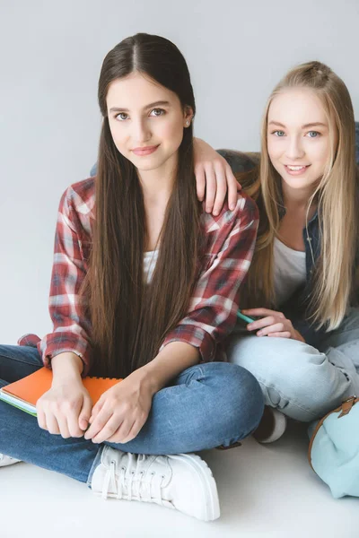 Estudiantes sonrientes con cuaderno — Foto de Stock