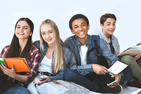 Multietnisk gruppe av smilende studenter stockbilde