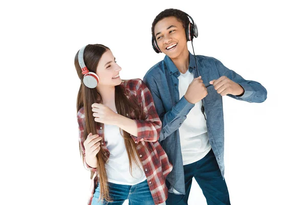 Adolescentes multiétnicos escuchando música en auriculares —  Fotos de Stock