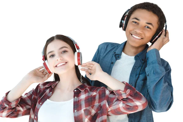 Adolescenți multietnici care ascultă muzică în căști — Fotografie, imagine de stoc