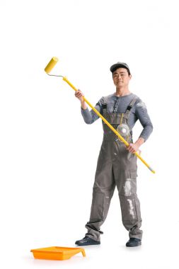 İnşaat işçisi rulo fırça ile