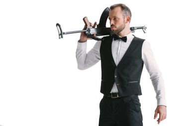 gizli ajan tüfek ile takım elbiseli