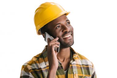Telefonla konuşurken inşaat işçisi