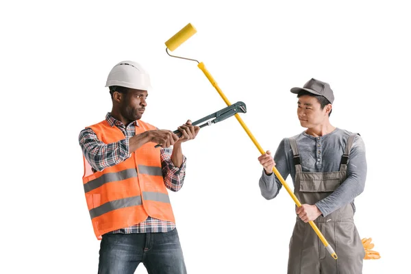 Byggnadsarbetare som slåss med verktyg — Stockfoto