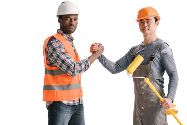 команда африканско-американских и азиатских строителей
