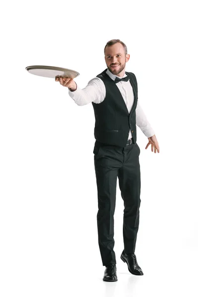 Улыбающийся официант в костюме с подносом — стоковое фото