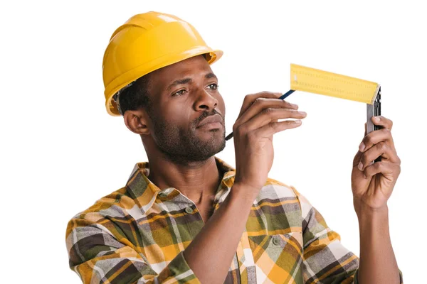 Construtor focado com ferramenta de medição — Fotografia de Stock