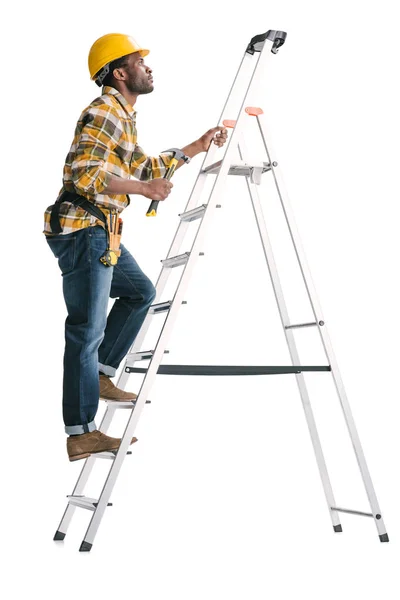 Hezký stavební dělník na žebříku — Stock fotografie