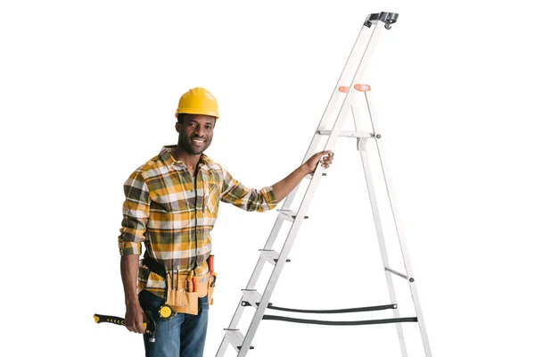 Trabajador de la construcción guapo con escalera — Foto de Stock