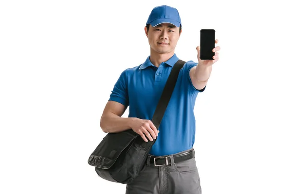 Asiatiska courier visar tom smartphone — Stockfoto