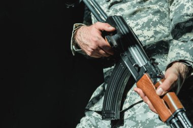 Asker tüfeği tutuyor.
