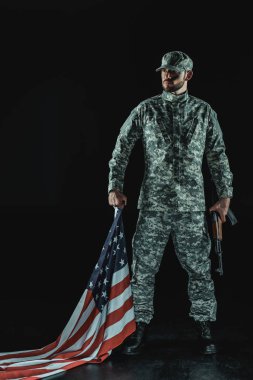 Amerika Birleşik Devletleri bayrağı olan asker