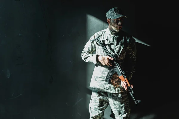 Soldado en uniforme militar con rifle — Foto de Stock