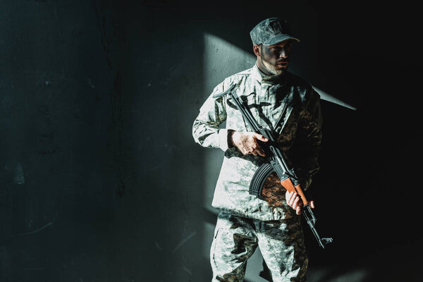 солдат в военной форме с винтовкой
