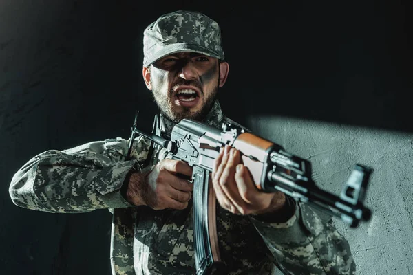 Soldat i militär uniform med gevär — Stockfoto