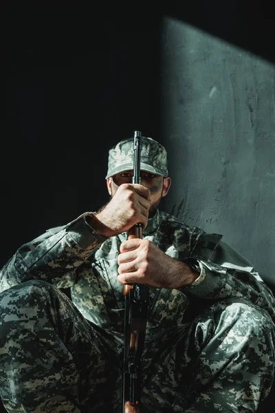 Στρατιώτης με στρατιωτική στολή με τουφέκι — Φωτογραφία Αρχείου
