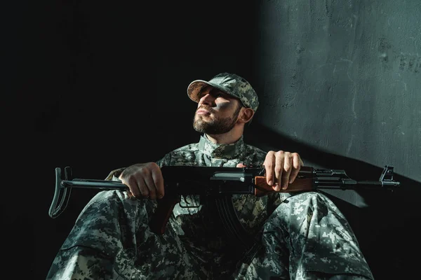 Soldado en uniforme militar con rifle — Foto de Stock