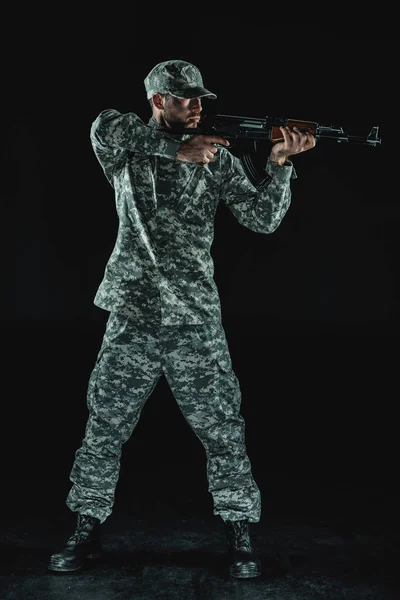 Soldat i militær uniform med rifle – royaltyfritt gratis stockfoto