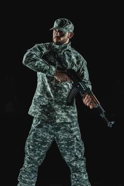 Soldat en uniforme militaire avec fusil — Photo