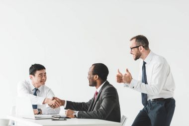 Çok ırklı işadamları el sıkışıyor