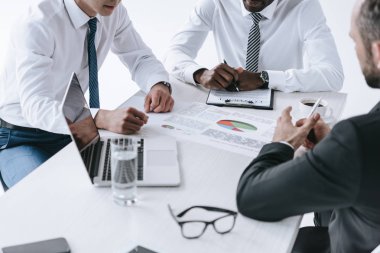 çok ırklı işadamları proje tartışıyor