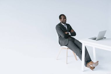 Afrika kökenli Amerikalı işadamı işyerinde dinlenme