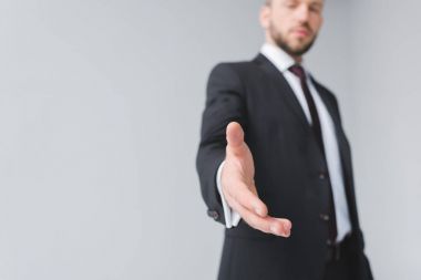 Uzatılmış eli olan bir iş adamı