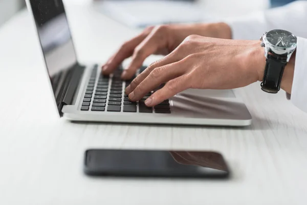 Businessman typing on laptop — Stock Photo, Image