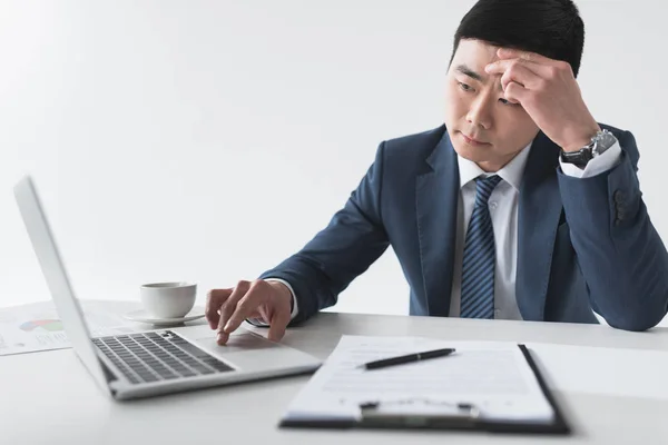 Asiatiska affärsman med laptop på arbetsplatsen — Stockfoto