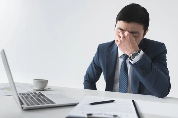 Cansado asiático hombre de negocios — Foto de Stock