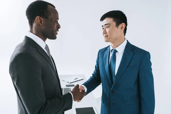 Multi-etnische zakenlieden schudden elkaar de hand — Stockfoto
