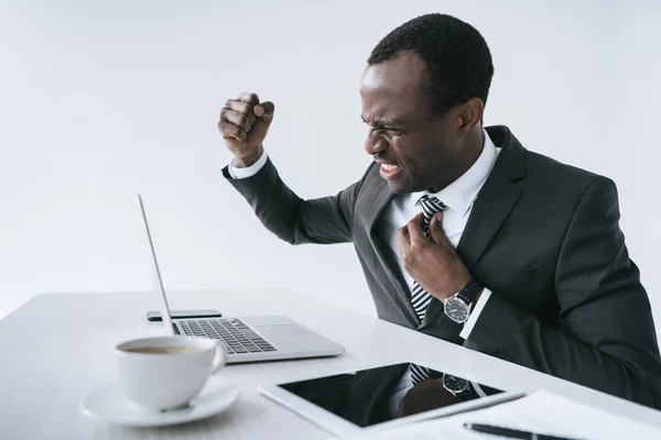 Angry african american businessman at workplace — Stock Photo, Image